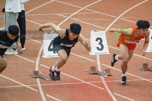 抽象的多人互动剪影围绕棋牌桌进行讨论